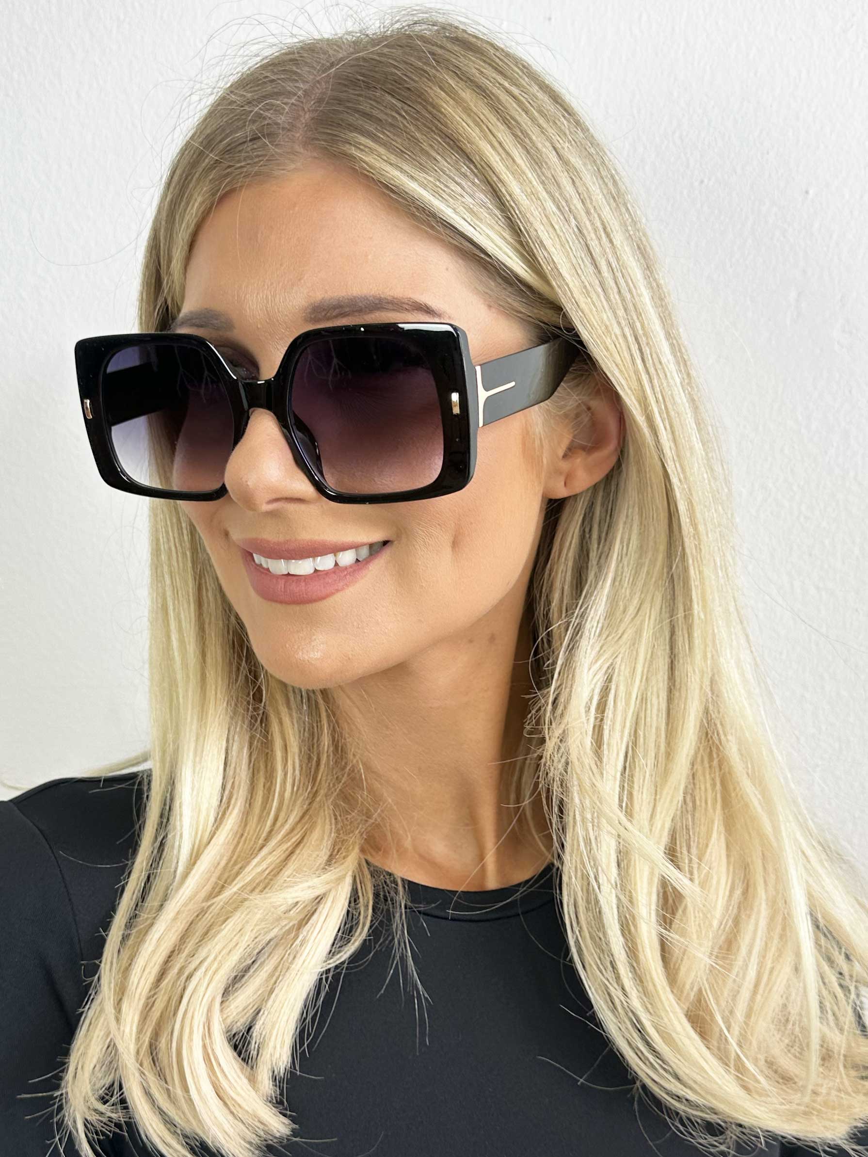 Dasa - Firkantet solbriller med gulddetalje på stellet